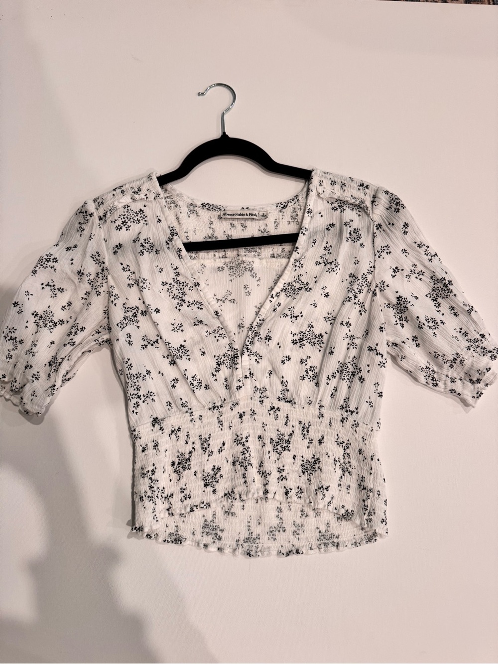 Abercrombie White and Black Floral V-Neck Smocked Waist Women's Top size small